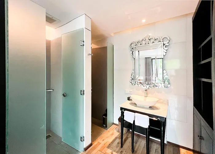 Вилла Luxury In - 2 Bedroom, Infinity Pool, Pet Friendly & Concierge