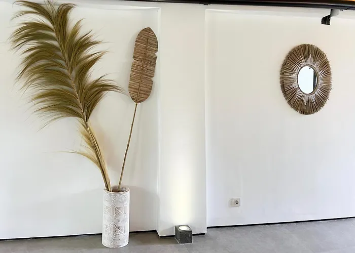 Вилла Luxury In - 2 Bedroom, Infinity Pool, Pet Friendly & Concierge Нуса-Дуа