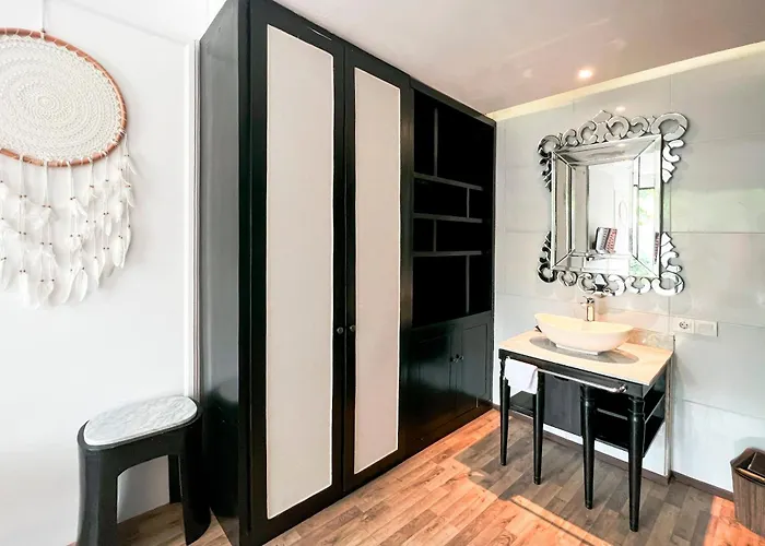 Вилла Luxury In - 2 Bedroom, Infinity Pool, Pet Friendly & Concierge Нуса-Дуа