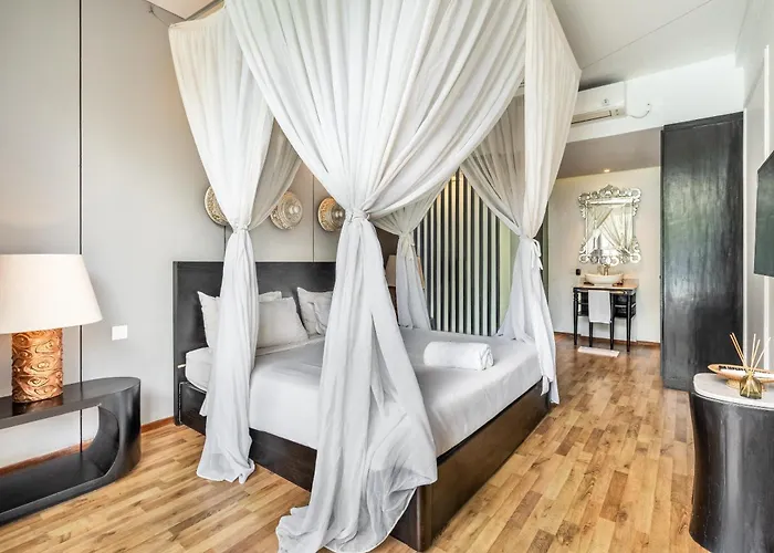 Вилла Luxury In - 2 Bedroom, Infinity Pool, Pet Friendly & Concierge Нуса-Дуа